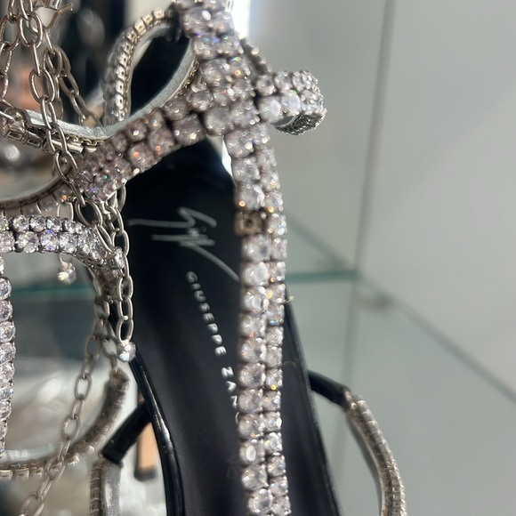 I purchased in Dubai ,one rhinestone fell off and I had to throw the box away - Picture 2 of 4